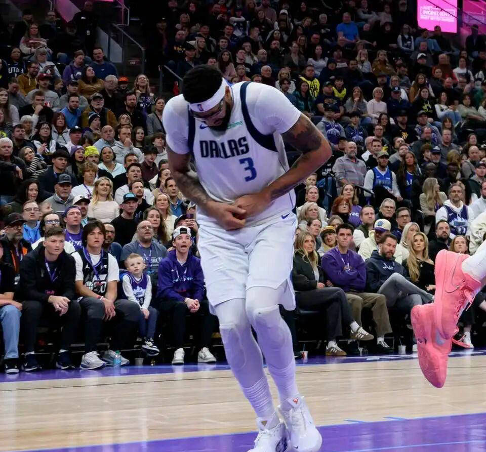 NG体育-浓眉哥在独行侠比赛中关键助攻，比分优势明显引发热议！的简单介绍