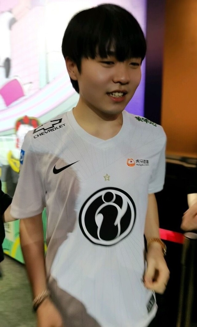 南宫体育-关于Rookie回归赛场，战术调整首场状态亮眼，G2观众沸腾！的信息